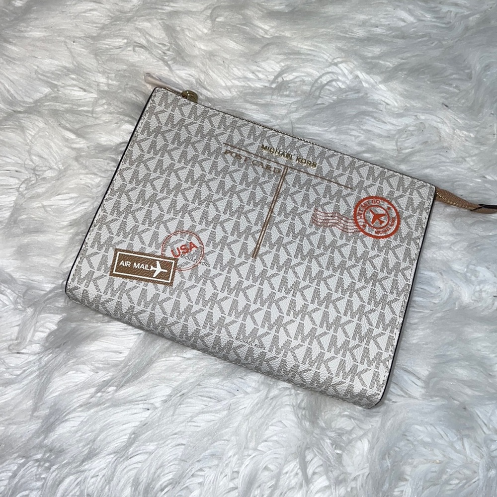 • Micheal Kors travel pouch •